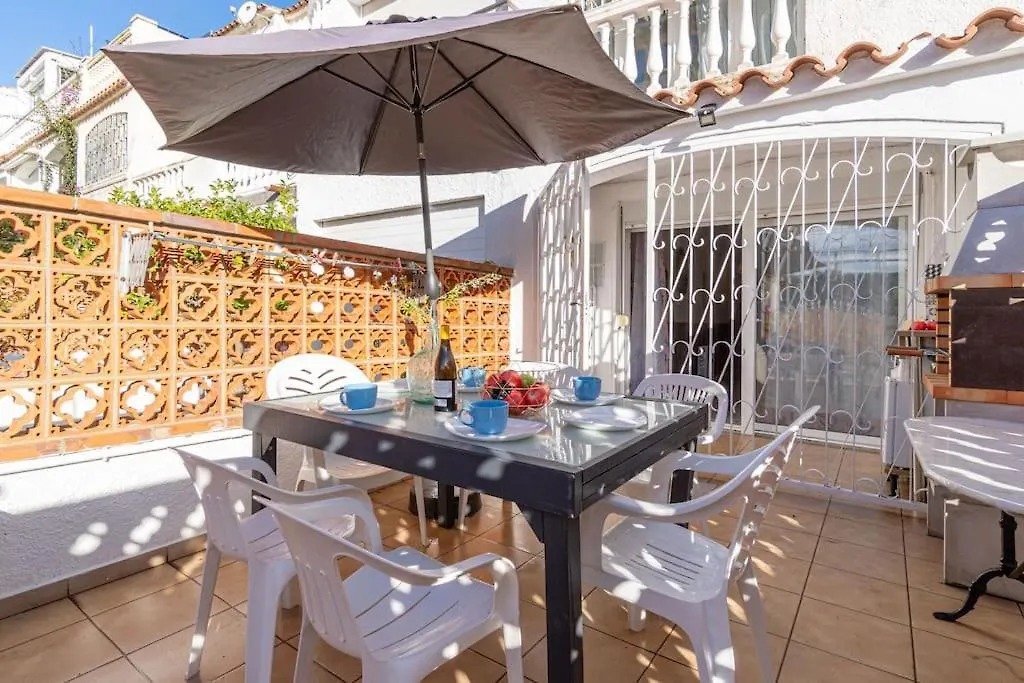 Semesterbostad House Duplex In The Beach With Barbaque & Two Terraces One With Views Empuriabrava