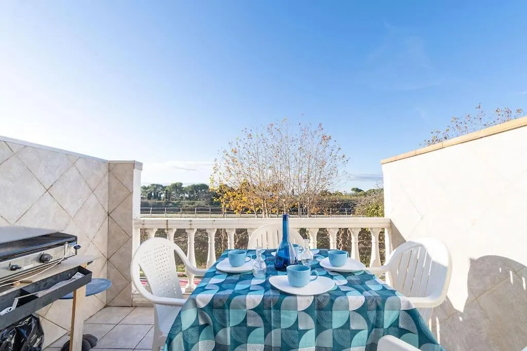 House Duplex In The Beach With Barbaque & Two Terraces One With Views Empuriabrava Semesterbostad